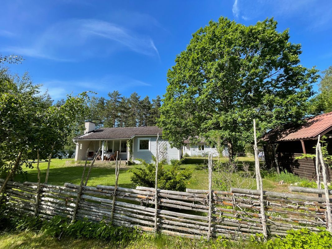 Stuga med 6-8 sängplatser i  Östergötland