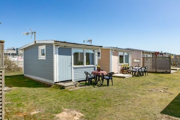 Strandnära badstugor på Skrea Strand i Falkenberg