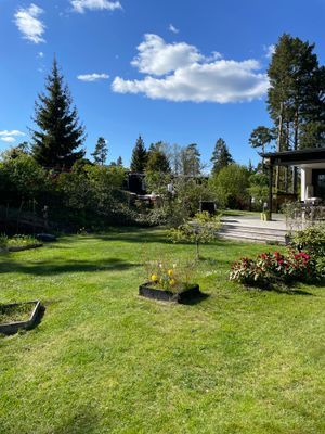 Hyr denna stuga i  på 100 m². 6-7 sängplatser. 9 000 - 10 000 kr per vecka. Se bilder och tillgänglighet här.