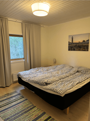 Mysigt skogshus nära havet med elbilsladdning - Bild 8