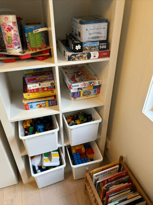 Mysigt skogshus nära havet med elbilsladdning - Bild 11