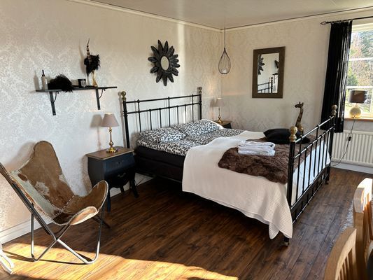 stuga vid sjö på landet