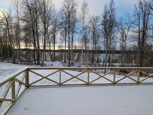 Hyr denna stuga i  på 100 m². 6 sängplatser. 8 500 - 9 500 kr per vecka. Se bilder och tillgänglighet här.