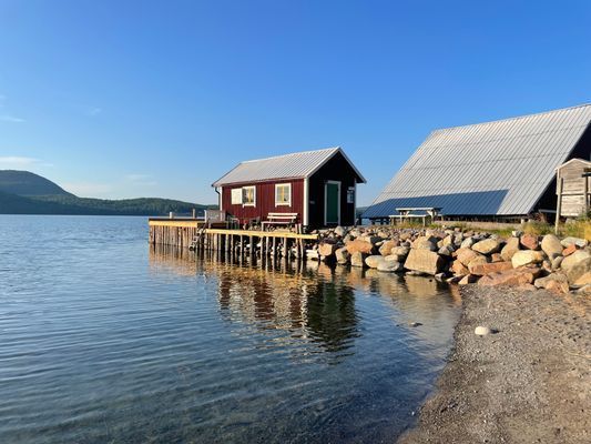 Hyr denna stuga i  på 14 m². 2-3 sängplatser. Från 4 050 kr per vecka. Se bilder och tillgänglighet här.