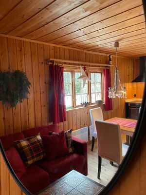 Genuin fjällstuga med skidspår från knuten - Bild 9