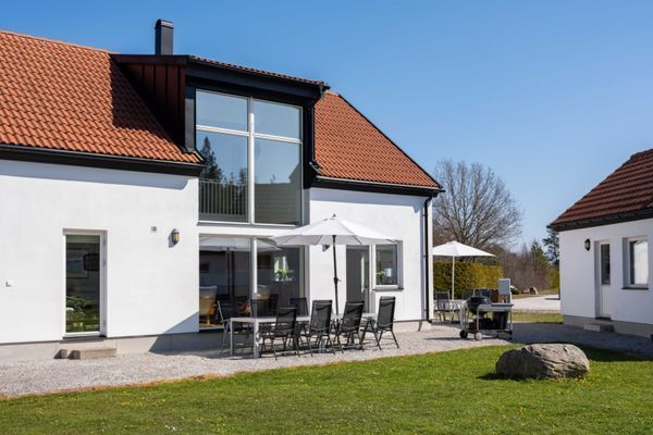 Hyr denna stuga i Tofta på 230 m². 10-12 sängplatser. 19 000 - 25 000 kr per vecka. Se bilder och tillgänglighet här.