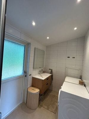 Badrum med tvättmaskin och torktumlare