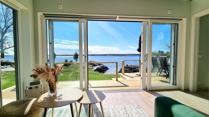 Modern stuga med egen sandstrand och lugnt läge