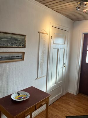 Hyr denna stuga i  på 125 m². 6-7 sängplatser. 16 500 - 18 500 kr per vecka. Se bilder och tillgänglighet här.