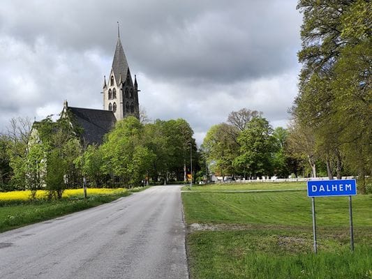 Dalhems kyrka (från vägen mot Hörsne)