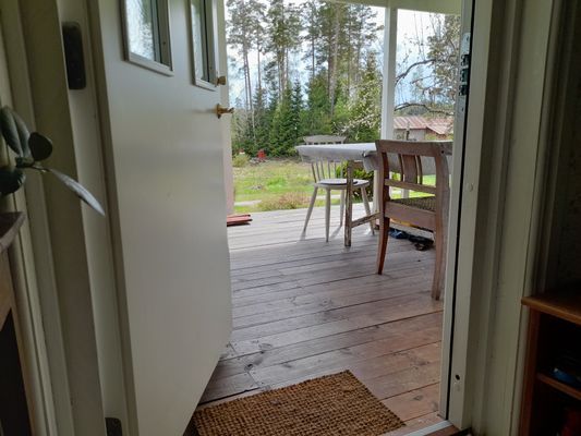 Stuga med härligt läge omgärdad av skog nära badsj - Bild 17