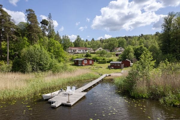 Sjötomt & bastu, mysig stuga 1 h till Stockholm