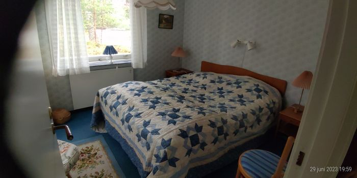 Hyr denna stuga i Åhus på 70 m². 4 sängplatser. Från 6 500 kr per vecka. Se bilder och tillgänglighet här.