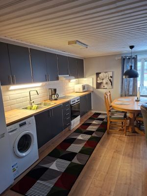 Hyr denna stuga i  på 54 m². 4 sängplatser. Från 5 000 kr per vecka. Se bilder och tillgänglighet här.