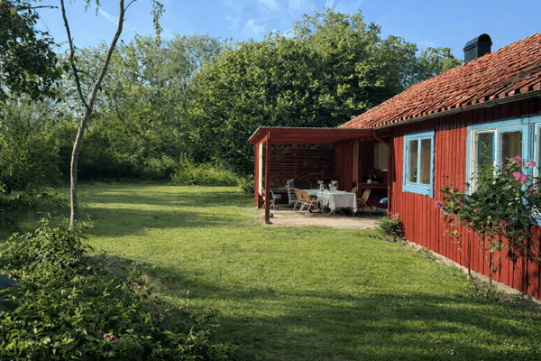 Insynsskyddad stuga i Djupvik/Lofta med stor tomt.