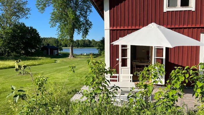 Hyr denna stuga i Östhammar på 45 m². 4 sängplatser. 4 500 - 6 000 kr per vecka. Se bilder och tillgänglighet här.