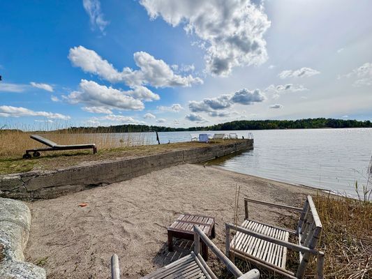 Sjötomt med egen sandstrand o brygga på Färingsö