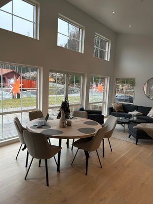 Hyr denna stuga i Örebro på 95 m². 6-7 sängplatser. 3 000 - 7 500 kr per vecka. Se bilder och tillgänglighet här.