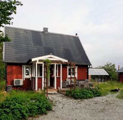 Hyr denna stuga i  på 60 m². 5-7 sängplatser. Från 8 500 kr per vecka. Se bilder och tillgänglighet här.
