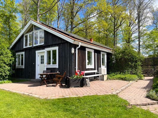 Hyr denna stuga i  på 40 m². 4-6 sängplatser. Från 5 500 kr per vecka. Se bilder och tillgänglighet här.