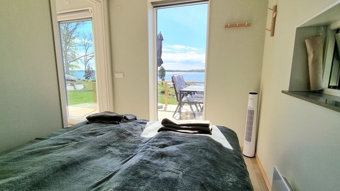 Modern stuga med egen sandstrand och lugnt läge - Bild 9