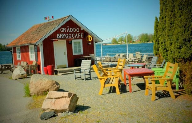 Hyr denna stuga i Stockholms skärgård på 70 m². 3-4 sängplatser. Från 9 500 kr per vecka. Se bilder och tillgänglighet här.