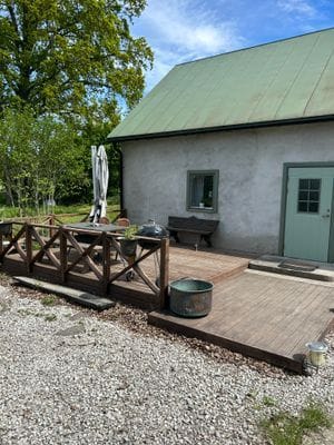 Hyr denna stuga i  på 90 m². 5 sängplatser. Från 9 200 kr per vecka. Se bilder och tillgänglighet här.