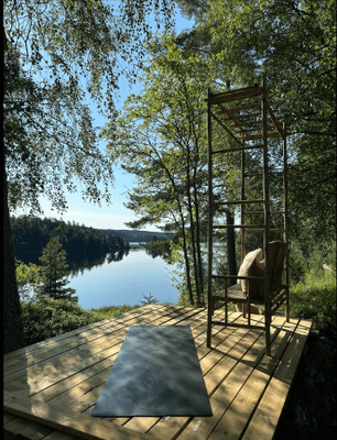 Härligt trädäck med möjlighet till att läsa en bok, meditation eller yoga.