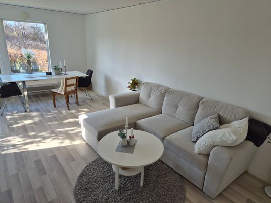 Hyr denna stuga i Torekov på 82 m². 4-6 sängplatser. 8 000 - 15 000 kr per vecka. Se bilder och tillgänglighet här.