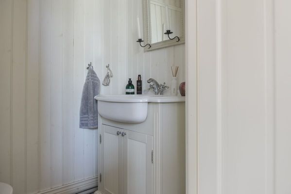 Sekelskiftesvilla med sjötomt, brygga & roddbåt - Bild 13