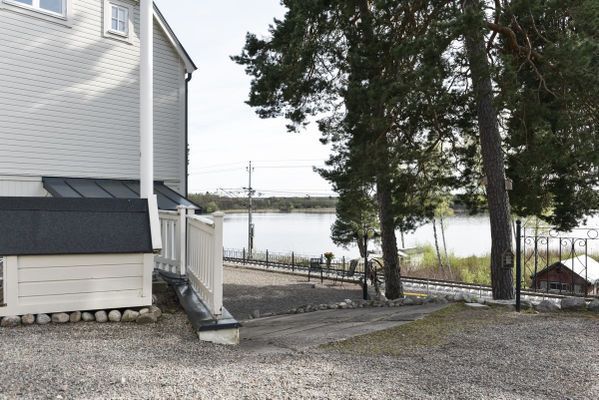 Bild 3 på Sekelskiftesvilla med sjötomt, brygga & roddbåt