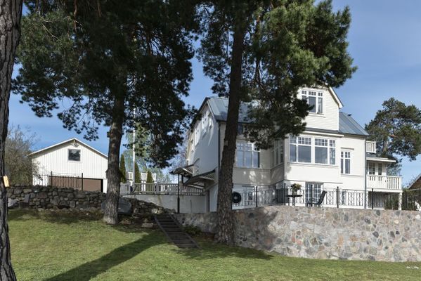 Bild 4 på Sekelskiftesvilla med sjötomt, brygga & roddbåt