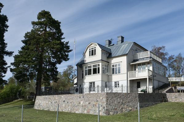 Sekelskiftesvilla med sjötomt, brygga & roddbåt