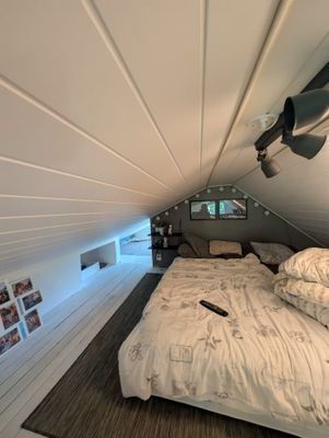 Hyr denna stuga i  på 60 m². 2-3 sängplatser. 7 000 - 9 000 kr per vecka. Se bilder och tillgänglighet här.