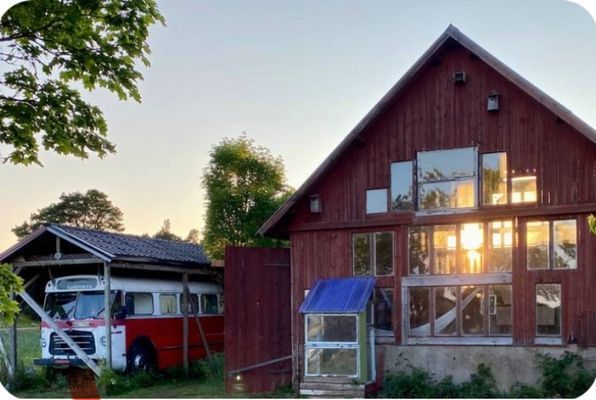 Hyr denna stuga i Gotland på 80 m². 3-4 sängplatser. Pris ej tillgängligt. Se bilder och tillgänglighet här.