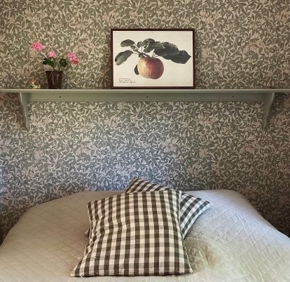 Sovrum 1 i Huvudstugan med liten dubbelsäng 140 cm