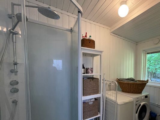 Rött stenhuggartorp nära hav och skog - Bild 11