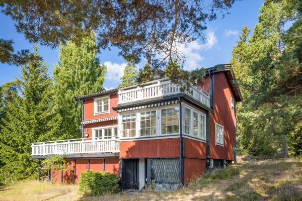 Hyr denna stuga i Stockholm på 150 m². 8 sängplatser. Från 19 559 kr per vecka. Se bilder och tillgänglighet här.