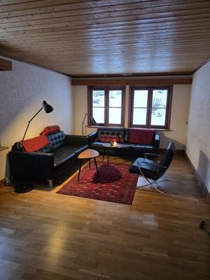 Del av vardagsrum. Kommer att uppdateras. Nu finns ytterligare 1 soffa och 1 fåtölj och TV på väggen , samt ytterligare 1 matbord med stolar för tex hobby, spela spel rita, se på utsikten eller ta en kaffe i lugn och ro.