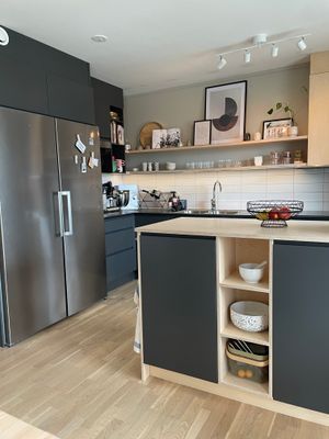 Hyr denna stuga i  på 77 m². 4-5 sängplatser. 2 000 - 3 000 kr per dag. Se bilder och tillgänglighet här.