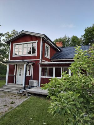 Hyr denna stuga i Hedesunda på 90 m². 6 sängplatser. 7 000 - 8 500 kr per vecka. Se bilder och tillgänglighet här.