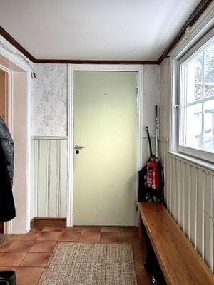 Groventré närmast garaget. Mycket bra förvaring för alla pjäxor stövlar overaller hjälmar etc