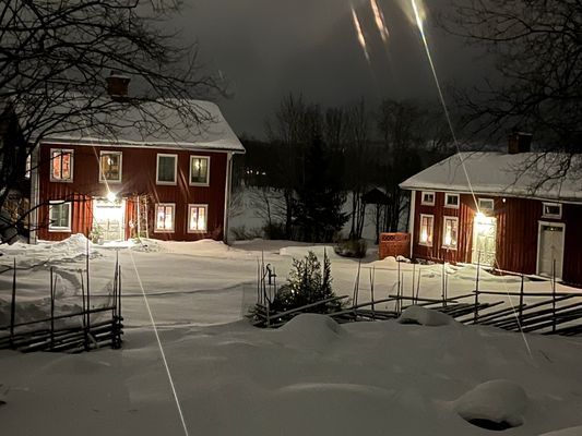 Hyr denna stuga i Njurunda på 40 m². 2-3 sängplatser. 4 000 - 7 000 kr per vecka. Se bilder och tillgänglighet här.