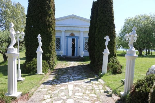 I denna byggnad som kallas Templet serveras frukost om det önskas, där är också reception och cafe mellan kl.11.00-17.00