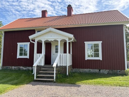 Hyr denna stuga i Vetlanda på 65 m². 6-8 sängplatser. 7 490 - 8 490 kr per vecka. Se bilder och tillgänglighet här.