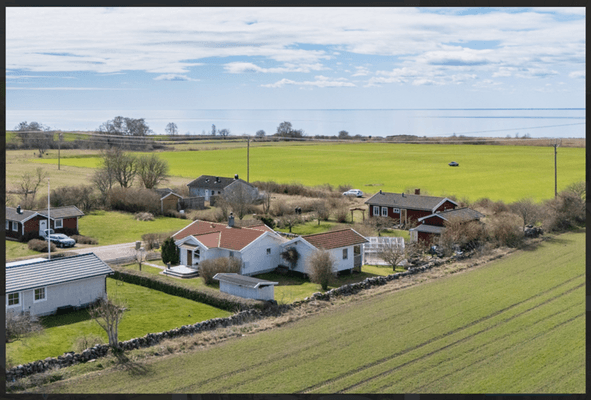 Hyr denna stuga i  på 76 m². 8-9 sängplatser. 6 000 - 15 000 kr per vecka. Se bilder och tillgänglighet här.