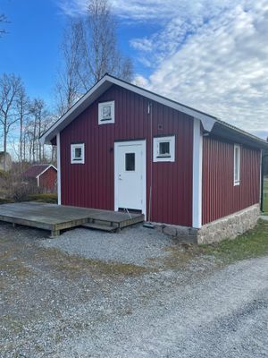 Hyr denna stuga i Karlshamn på 40 m². 40 sängplatser. 6 000 - 8 500 kr per vecka. Se bilder och tillgänglighet här.