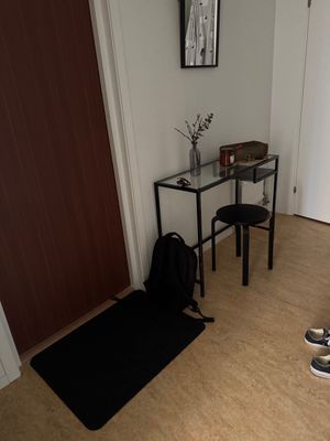 Hyr denna stuga i Hjo på 84 m². 3 sängplatser. 1 000 - 1 500 kr per dag. Se bilder och tillgänglighet här.