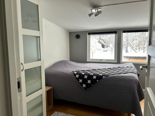 Hyr denna stuga i  på 95 m². 3 sängplatser. 8 400 - 9 800 kr per vecka. Se bilder och tillgänglighet här.