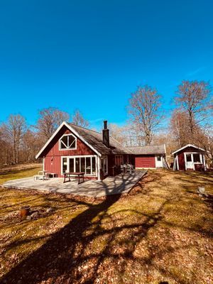 Hyr denna stuga i Ronneby på 90 m². 4-6 sängplatser. 8 000 - 12 000 kr per vecka. Se bilder och tillgänglighet här.